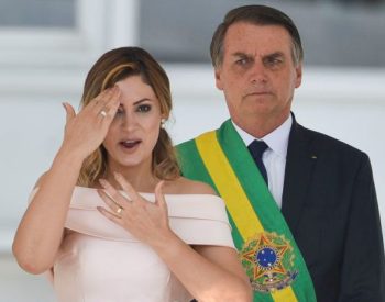 A primeira-dama Michelle Bolsonaro discursa em libras (linguagem de sinais destinada à comunidade surda) no Parlatório do Palácio do Planalto, antes do pronunciamento do presidente Jair Bolsonaro.