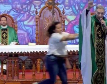 Apesar da queda, ele não ficou ferido e a mulher foi contida pela Polícia Militar — Foto: Reprodução