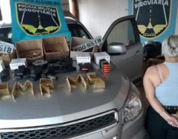 Ela disse à polícia que não sabia que munições estavam na caminhonete (Foto: © PMR/Divulgação)