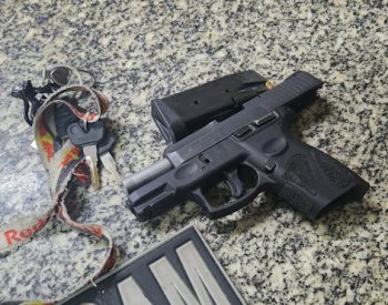A policia recuperou as duas motos envolvidas na ocorrência e uma pistola utilizada pelos elementos. Foto — ©Divulgação/Polícia Militar.