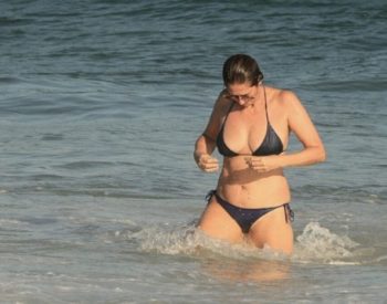 Patrícia Pillar ficou com seios à mostra durante banho de mar na Zona Sul — Foto: AgNews/JC Pereira