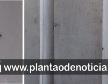 Tiros acertaram o portão da casa da Conselheira Tutelar. ( Foto: Plantão de Notícias )