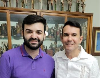 Presidente da Câmara Ronaltty Neri ao lado de Pe. Jocimar. Foto — Divulgação.