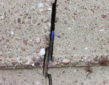 Fissuras na Barragem Passagem das Traíras em Jardim do Seridó (Foto: Antônio Macena/Reprodução/Facebook)