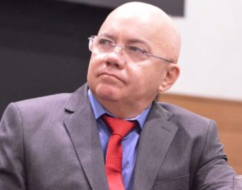 Secretário-chefe do Gabinete Civil, Raimundo Alves Júnior negocia com servidores — Foto: José Aldenir/Agora RN