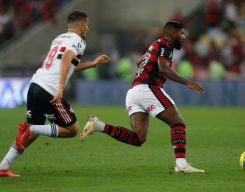Rodinei-em-acao-pelo-Flamengo-durante-o-jogo-contra-o-Sao-Paulo-pela-Copa-do-Brasil-de-2022
