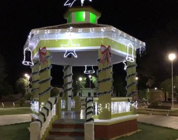 Coreto da Praça Serra Negra com os enfeites de natal. Foto - divulgação.