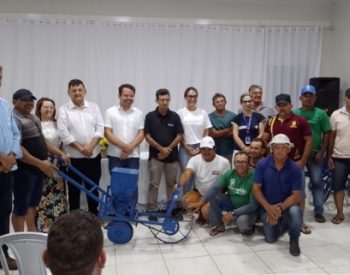 Secretaria de Agricultura, Meio Ambiente e Pesca recebeu plantadeira do programa Agrosertão. Foto — © Divulgação.