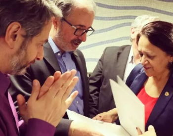 Castilho (no meio) e Volnei Canônica entregando o projeto de lei à senadora Fátima Bezerra em maio de 2016. ( Foto: Assessoria de Imprensa de Fátima Bezerra )