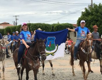 Prefeita Shirley Targino e o presidente estadual do PR, João Maia, foram recebidos com aplausos na entrada da cidade (Foto: Divulgação)
