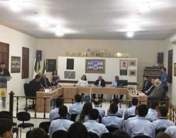 Autoridades entregaram bottons e descerraram a placa comemorativa pelo aniversário da Euterpe — Foto: Divulgação.