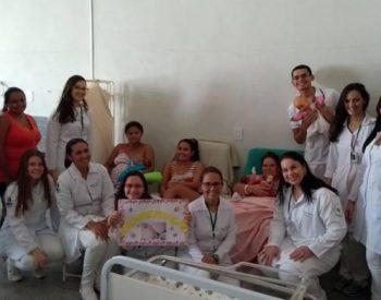 Equipe de profissionais junto com as mães para o incentivo ao aleitamento materno. Foto - Divulgação Blog do F. Silva.