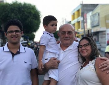 Vivaldo Costa caminhou na procissão que percorreu as principais avenidas da cidade — Foto: Divulgação