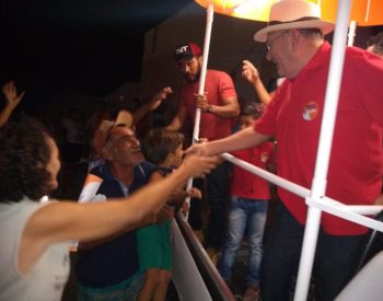 Caravana foi recebida com diversas demonstrações de apoio ao projeto de renovação do mandato de Vivaldo (Foto: Divulgação)