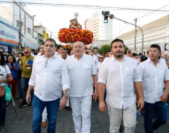 O parlamentar acompanhou todo cortejo ao lado de amigos, correligionários e recebeu o carinho dos seus conterrâneos — Foto: Divulgação