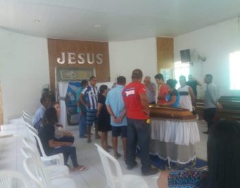 Velório do corpo de Abraão Farias, piloto do avião que caiu com Gabriel Diniz no interior de Sergipe. ( Foto: Heliana Gonçalves/TV Gazeta )