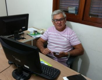 José da Noite no gabinete parlamentar elaborando os requerimentos - Foto: Josimário Nunes/A Fonte Imagens