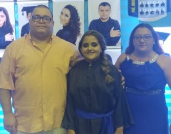 Vitória tem 18 anos e mora com seus pais, Helvídio César e Vitoria Silva em Jardim do Seridó. — Foto: Arquivo pessoal.