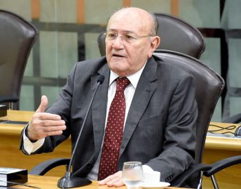 Deputado solicitou que seja construído um ginásio poliesportivo na comunidade de Caatinga Grande — Foto: João Gilberto