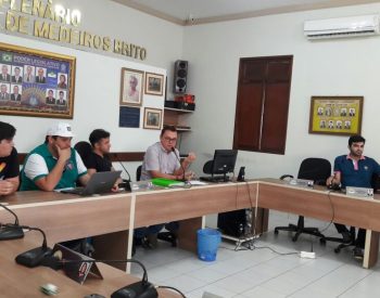 Representantes do Conselho da Juventude e o Prefeito Amazan Silva.