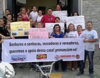 Funcionários da prefeitura em protesto - Foto Divulgação.