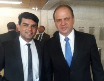 Prefeito de Carnaúba dos Dantas, Gilson Dantas e o ministro da Saúde, Ricardo Barros. (Foto: Divulgação).