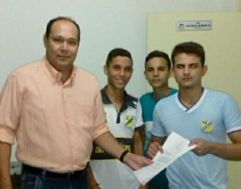 Vereador Júnior Nogueira recebendo a solicitação dos jovens da cidade de Ouro Branco (Foto: Divulgação)