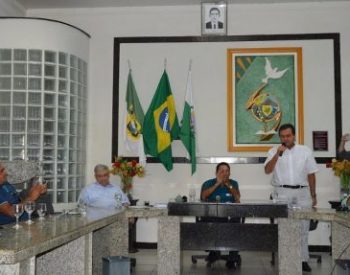 O médico que foi três vezes prefeito de Jucurutu esteve em Angicos ao lado de Carlos Eduardo Alves (Foto: Divulgação)