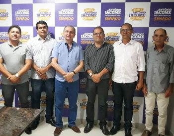 Pré-candidato ao Senado Federal Antônio Jácome e lideranças políticas de Tenente Laurentino Cruz (Foto: Divulgação)