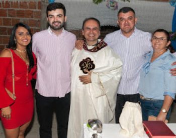 Família do Vereador Ronaltty
e o Vigário Paroquial Pe. Stanley Lopes. ( Foto: Assessoria )