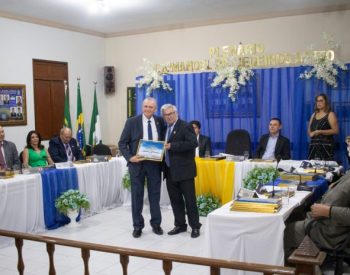 As entregas foram realizadas pelo presidente da Casa, José da Noite de Medeiros, autor da proposição — Foto: Alyson Lima
