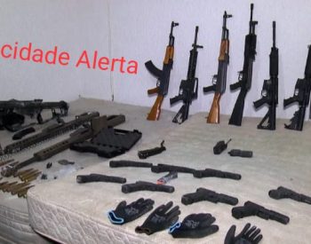 Armamento apreendido na Zona Leste de SP — Foto: Reprodução/TV Globo
