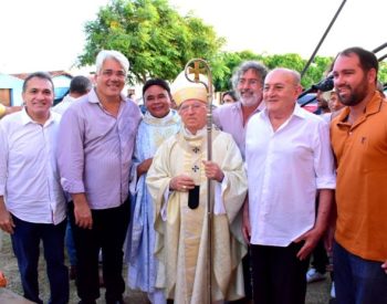 Ao longo do percurso eram muitas as demonstrações de fé. Vivaldo recebeu o carinho dos camporedondenses — Foto: Divulgação