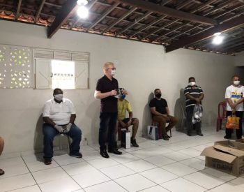 Um carro de som acompanhou a ação, conscientizando a população sobre a importância de ficar em casa — Foto: Divulgação