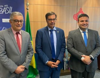 Prefeito de Caicó, Dr. Tadeu e o ministro do Turismo, Gilson Machado Neto em Brasília (DF). — Foto: Divulgação