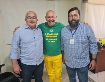 Após a reunião, Luciano Hang posa para foto com Coronel Araújo e Daniel Cabral, secretários de Segurança e de Comunicação do Estado - Foto: Tiago Rebolo / 98 FM