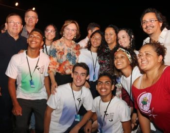 Zenaide Maia com os jovens de Gostoso na Mostra de Cinema