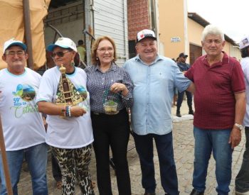 A senadora participou celebração da Santa Missa e depois caminhou ao lado do povo cruzetense no desfile do agricultor, que marcou o encerramento da festa. ( Foto: Assessoria )