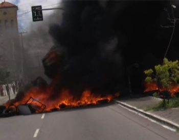 Manifestantes queimaram pneus e outros materiais para interditar rua em protesto contra a violência policial realizado no bairro de Cruz das Armas, em João Pessoa — Foto: TV Cabo Branco/Reprodução
