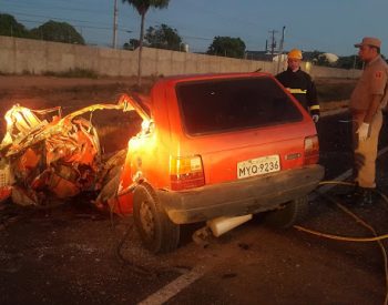 Carro totalmente destruído após a colisão. Foto - Passando na Hora