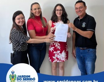 Prefeito Amazan empossou a mais nova Médica da Saúde Municipal aprovada no último Concurso Público. Foto — ©Instagram / PMJS.