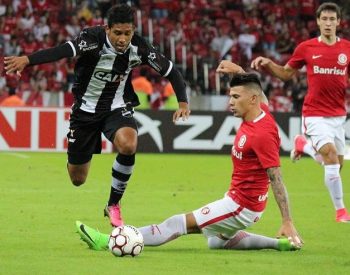 Bocão divide bola com jogador do Inter.