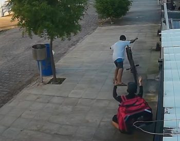 Entregador por aplicativo implora de joelhos para não ser assaltado, mas suspeito leva bicicleta e celular em João Pessoa — Foto: Reprodução/Redes sociais