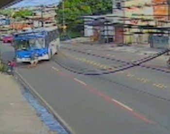 Momento em que motorista de ônibus atropela motociclista, no Cuiá, em João Pessoa — Foto: Reprodução/TV Cabo Branco