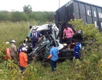 Colisão foi grave e um motorista ficou preso nas ferragens - Foto Wilker Gurgel.
