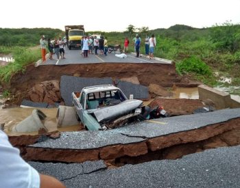 O vão que se abriu na estrada acabou deixando um motociclista morto.
Foto: Reprodução/WhatsApp