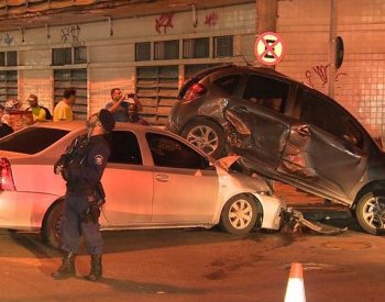 Carros só pararam após bater em poste, em Vila Velha — Foto: Reprodução/ TV Gazeta.