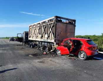 Colisão envolveu um carro e um caminhão carregado de gás, que pegava fogo na pista. ( Foto: Lamonier Araújo )