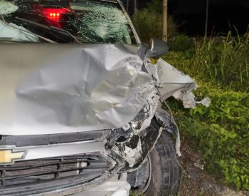 Mulher morre e homem fica ferido após carro invadir a contramão e atingir motocicleta na PB-008, em João Pessoa — Foto: Flávio Fernandes/TV Cabo Branco