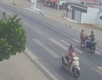 Idosa morre atropelada por motocicleta ao atravessar faixa de pedestres na BR-230, no Sertão da PB — Foto: Reprodução/TV Paraíba